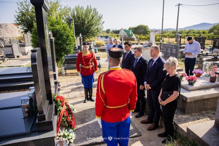 Bečić, Šaranović i Šćepanović položili vijenac grob i odali počast Slavoljubu Šćekiću Bečić, Šaranović i Šćepanović položili vijenac grob i odali počast Slavoljubu Šćekiću