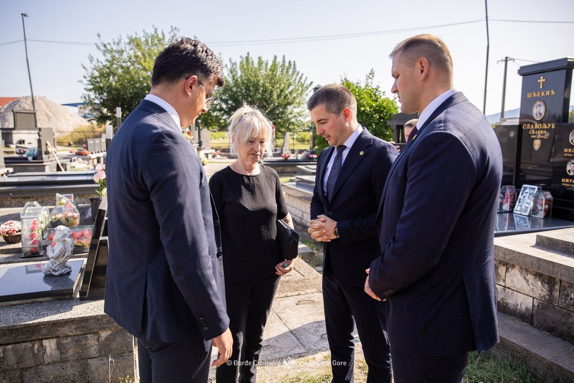 Bečić, Šaranović i Šćepanović položili vijenac grob i odali počast Slavoljubu Šćekiću