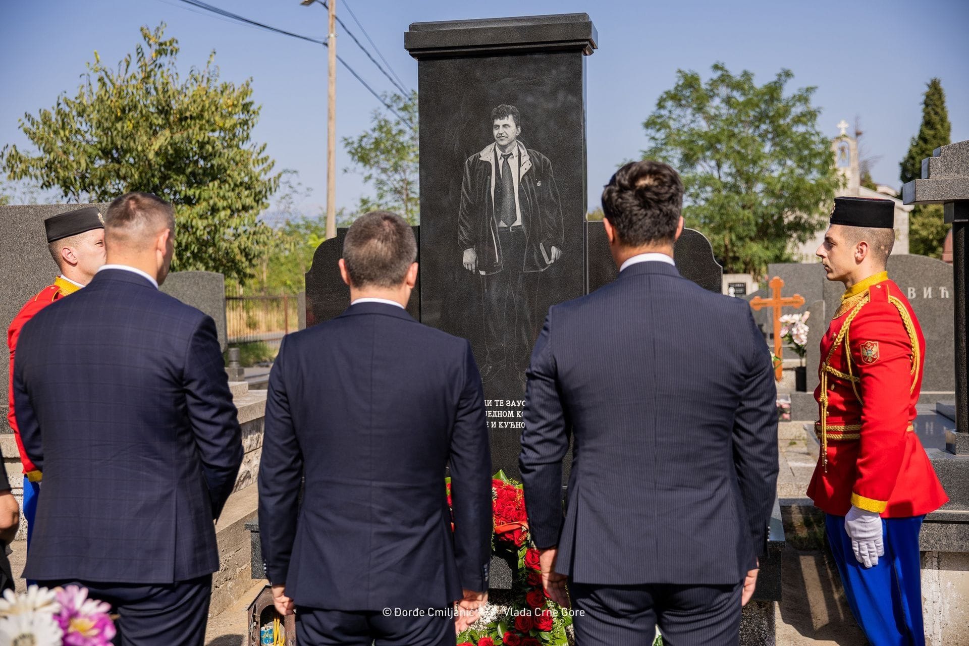 Bečić, Šaranović i Šćepanović položili vijenac grob i odali počast Slavoljubu Šćekiću