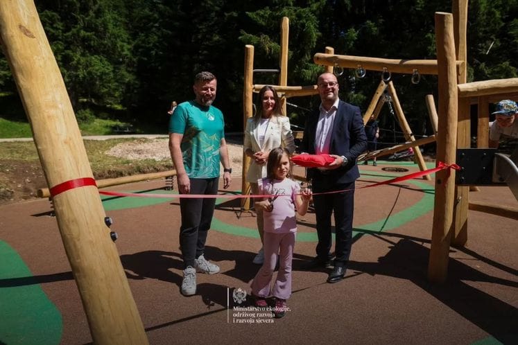 Ministar Ćulafić sa najmlađima otvorio obnovljeno igralište u NP Durmitor