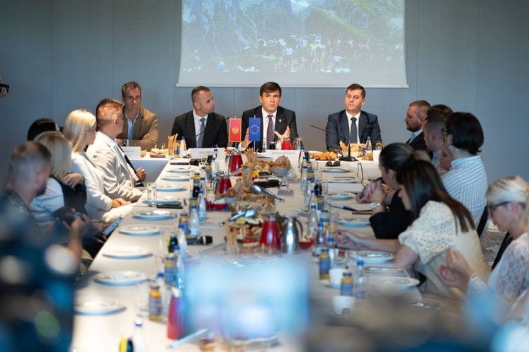 Ministar Mirsad Azemović održao radni doručak sa novinarima: Dijaspora u fokusu državne politike