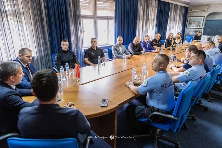 Potpredsjednik Bečić pozdravio 18 nagrađenih policijskih službenika Potpredsjednik Bečić pozdravio 18 nagrađenih policijskih službenika