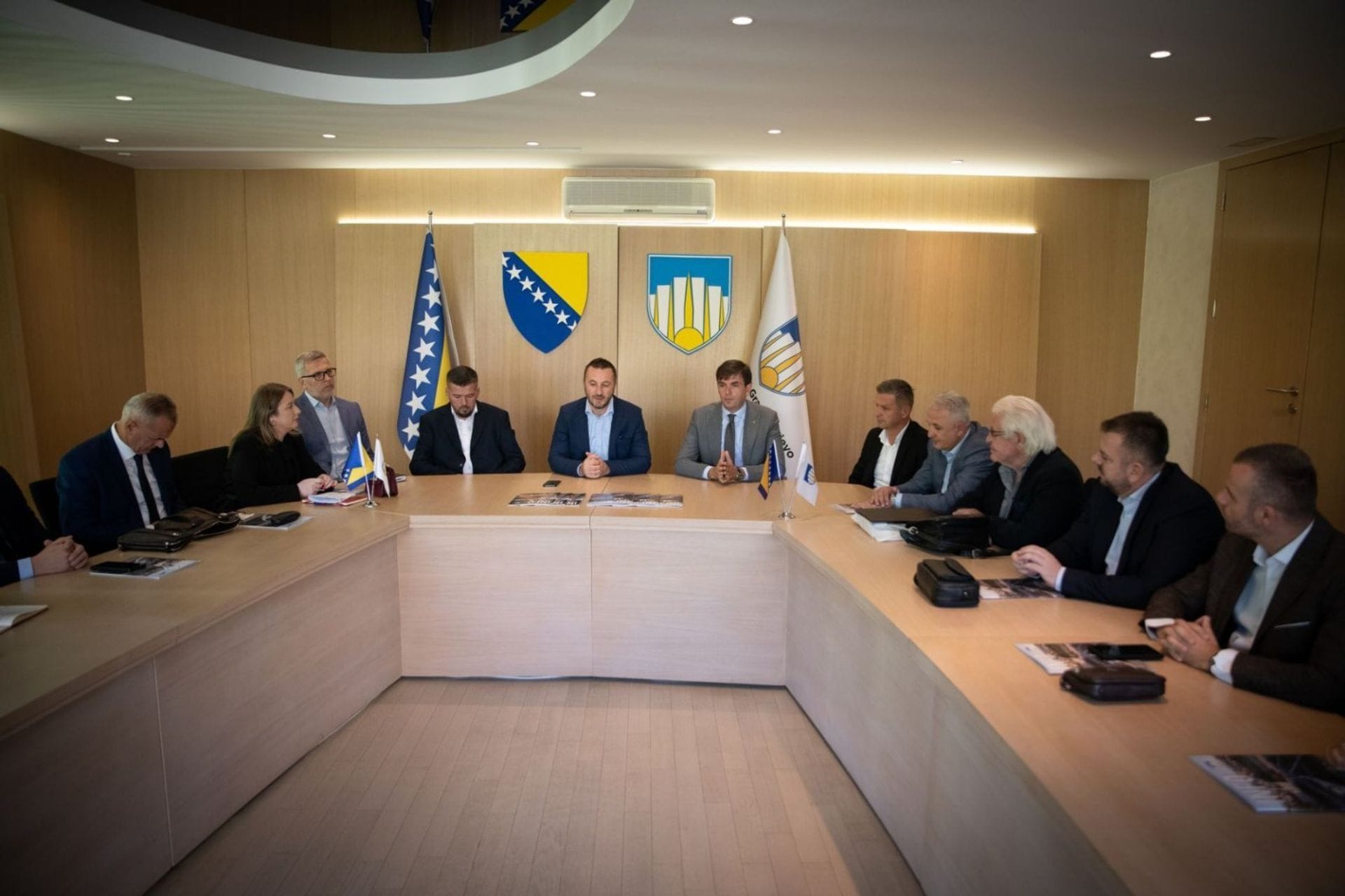 Ministar Azemović sa načelnicima sarajevskih općina: U Sarajevu dogovoreni novi modeli saradnje sa dijasporom i lokalnim zajednicama