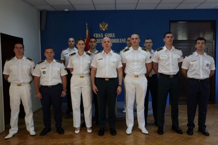 NGŠ brigadni general Miodrag Vuksanović sa novom generacijom mladih potporučnika VCG