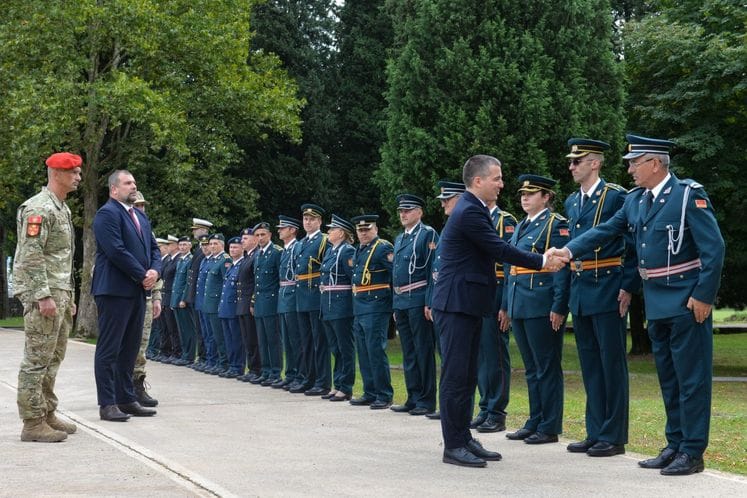 Bečić i Krapović sa pripadnicima VCG: Ulaganja u Vojsku su ulaganja u budućnost Crne Gore