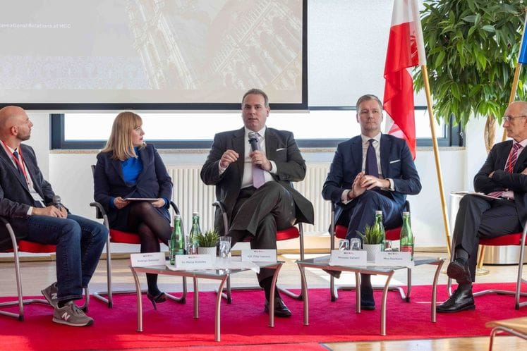 Potpredsjednik Ivanović na međunarodnoj konferenciji „Proširenje EU: Zapadni Balkan na prvom mjestu?“ u Beču Potpredsjednik Ivanović na međunarodnoj konferenciji „Proširenje EU: Zapadni Balkan na prvom mjestu?“ u Beču