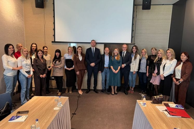 Započeo prvi ciklus Programa obuke za sticanje znanja i vještina stručnim radnicama i radnicima centara za socijalni rad za podršku žrtvama trgovine ljudima Započeo prvi ciklus Programa obuke za sticanje znanja i vještina stručnim radnicama i radnicima centara za socijalni rad za podršku žrtvama trgovine ljudima