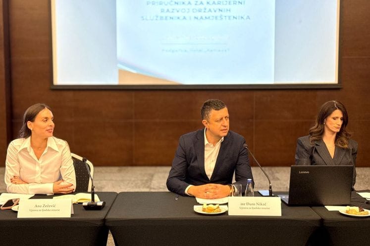 Organizovan sastanak fokus grupe za izradu Prirucnika za karijerni razvoj drzavnih i lokalnih sluzbenika/ca i namjestenika/ca Organizovan sastanak fokus grupe za izradu Prirucnika za karijerni razvoj drzavnih i lokalnih sluzbenika/ca i namjestenika/ca