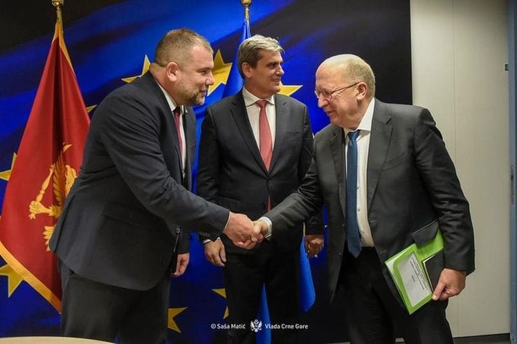 Министар одбране Драган Краповић са Европским комесаром за одбрану и свемир, Андриусом Кубилијусом Министар одбране Драган Краповић са Европским комесаром за одбрану и свемир, Андриусом Кубилијусом