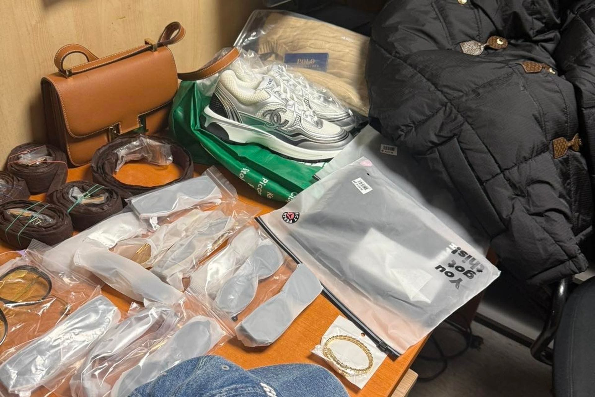 Spriječen pokušaj nezakonitog unosa mobilnih telefona i odjevnih predmeta na Božaju i Dračenovcu