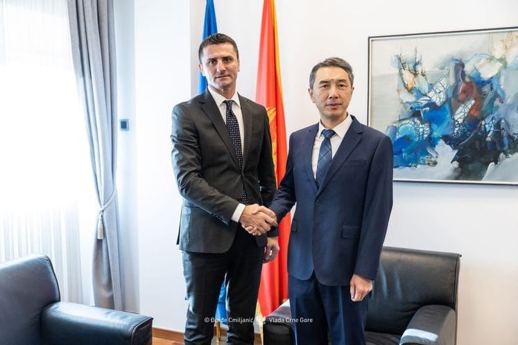 Milun Zogović - Čen Sijufeng, ambasador Narodne Republike Kine Milun Zogović - Čen Sijufeng, ambasador Narodne Republike Kine