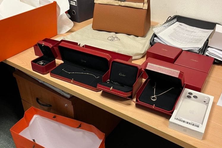 Carinici na Aerodromu Podgorica spriječili krijumčarenje luksuzne robe vrijedne preko 20.000 dolara