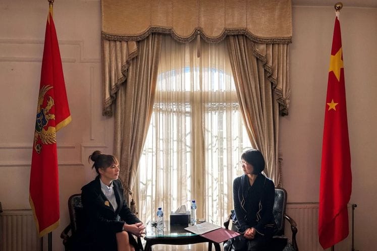 Ambasada NR Kine donirala hibridno vozilo Ministarstvu turizma