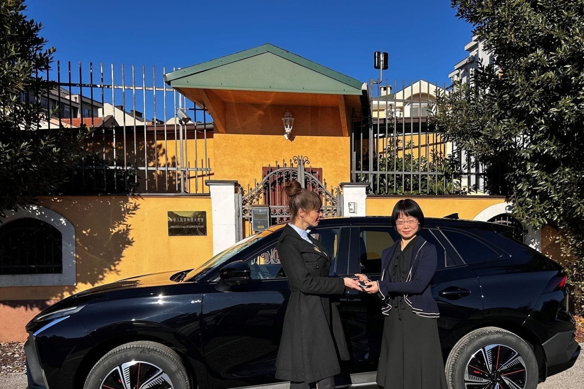 Ambasada NR Kine donirala hibridno vozilo Ministarstvu turizma