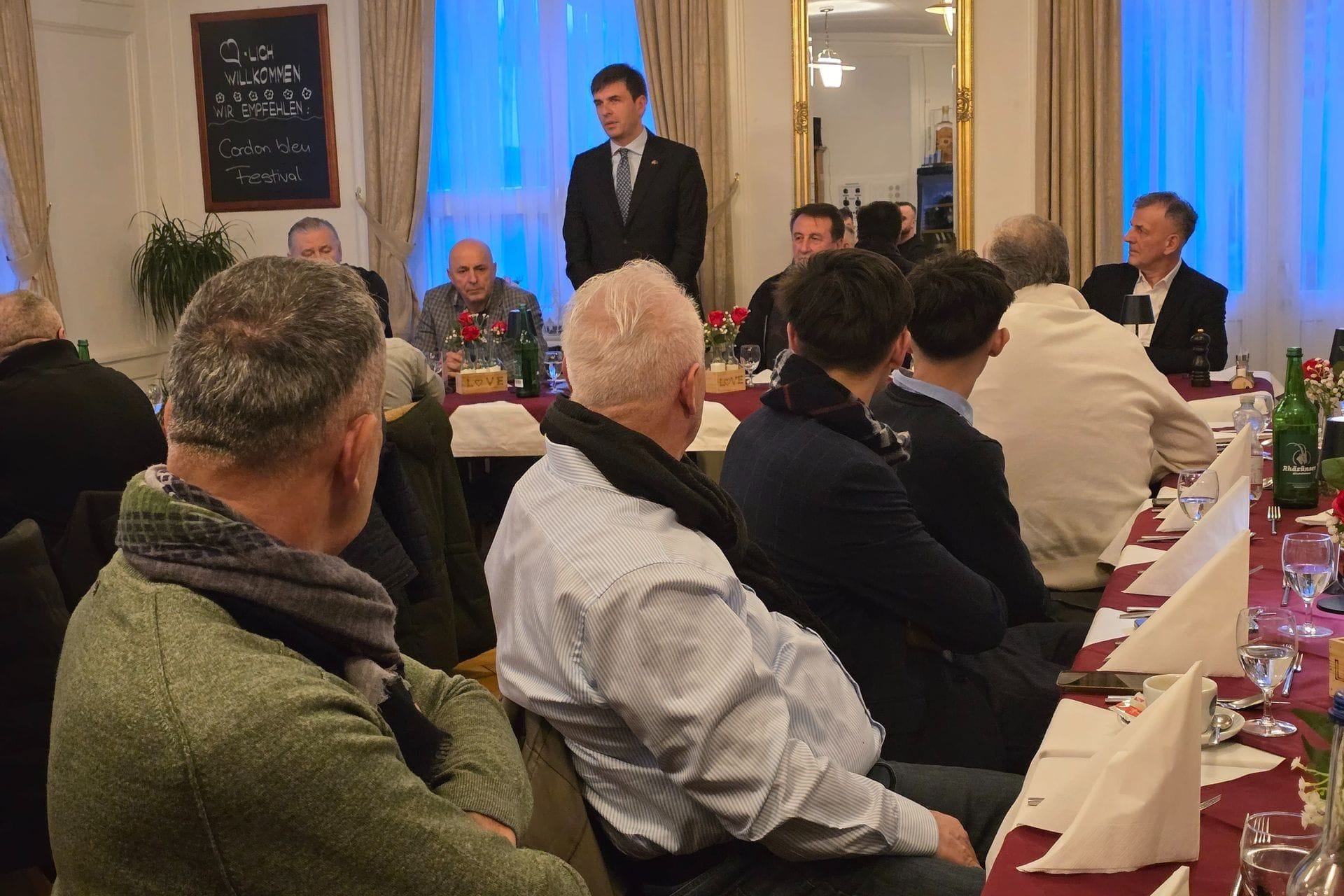 Dijaspora u Švajcarskoj: Otvaranje Ambasade u Bernu snažan signal insitucionalne brige i povezanosti sa iseljenicima 
 
 
Okupljeni su ocijenili da je Vlada Crne Gore napravila značajan iskorak u unapređenju odnosa prema dijaspori, ističući da je otvaranje Ambasade u Bernu snažan signal veće institucionalne brige i povezanosti sa iseljenicima, posebno u Švajcarskoj gdje živi brojna zajednica građana porijeklom iz Crne Gore.
 
 
Ministar za dijasporu Mirsad Azemović i državna sekretarka Dženana Kuč borave u radnoj posjeti Švajcarskoj gdje su se, sastali sa predstavnicima nekoliko udruženja građana Crne Gore koja djeluju u toj zemlji. 
Tokom sastanka, ministar Azemović je predstavio novine koje donosi nedavno usvojeni zakon o dijaspori, sa posebnim naglaskom na formiranje Kancelarije za povratnike. Ova kancelarija će pružati administrativnu i finansijsku podršku građanima koji se odluče na povratak u Crnu Goru, s ciljem olakšavanja njihove reintegracije.
 
Ministar je najavio i ponovno formiranje Savjeta za saradnju sa dijasporom, ističući njegov značaj kao savjetodavnog tijela u jačanju veza između matice i dijaspore. Tom prilikom, pozvao je sve zainteresovane građane koji žive u dijaspori da se prijave na javni poziv za članstvo u Savjetu i aktivno doprinesu kreiranju politika od značaja za dijasporu.
 
Građani Crne Gore koji žive u Švajcarskoj pozdravili su otvaranje Ambasade Crne Gore u Bernu, ističući da će im ovo diplomatsko-konzularno predstavništvo značajno olakšati svakodnevno funkcionisanje, ostvarivanje administrativnih prava i jačanje institucionalne povezanosti sa matičnom državom.
 
Okupljeni su ocijenili da je Vlada Crne Gore napravila značajan iskorak u unapređenju odnosa prema dijaspori, ističući da je otvaranje Ambasade u Bernu snažan signal veće institucionalne brige i povezanosti sa iseljenicima, posebno u Švajcarskoj gdje živi brojna zajednica građana porijeklom iz Crne Gore.
 
Tokom sastanka, ministar je predstavio i kapitalne projekte koje Vlada realizuje na sjeveru zemlje, ističući njihovu važnost za regionalni razvoj i ekonomsko jačanje Crne Gore. Uz to, pozvao je dijasporu da usmjeri ulaganja u sfere strateškog razvoja zemlje naglašavajući da zajedničkim ekonomskim angažmanom građani iz matice i dijaspore mogu dodatno osnažiti zemlju i stvoriti nove prilike za razvoj.
 
Dijaspora je tokom sastanka pokazala snažno interesovanje za proces ulaska Crne Gore u Evropsku uniju i najavila jedinstveno djelovanje i podršku Crnoj Gori na tom putu, ističući da će aktivno doprinositi promociji i jačanju evropskih integracija zemlje.
Susret je iniciralo udruženje Bratska ruka koje okuplja veliki broj naših sugrađana koji žive i rade u Švajcarskoj. Oni su u toku nekoliko decenija postojanja sproveli ogroman broj aktivnosti u matičnoj zemlji i na taj način pružili različite vidove pomoći ljudima kojima je podrška zajednice najpotrebnija.