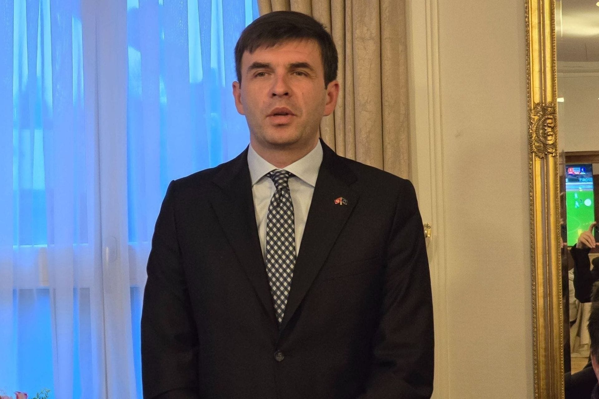 Dijaspora u Švajcarskoj: Otvaranje Ambasade u Bernu snažan signal insitucionalne brige i povezanosti sa iseljenicima 
 
 
Okupljeni su ocijenili da je Vlada Crne Gore napravila značajan iskorak u unapređenju odnosa prema dijaspori, ističući da je otvaranje Ambasade u Bernu snažan signal veće institucionalne brige i povezanosti sa iseljenicima, posebno u Švajcarskoj gdje živi brojna zajednica građana porijeklom iz Crne Gore.
 
 
Ministar za dijasporu Mirsad Azemović i državna sekretarka Dženana Kuč borave u radnoj posjeti Švajcarskoj gdje su se, sastali sa predstavnicima nekoliko udruženja građana Crne Gore koja djeluju u toj zemlji. 
Tokom sastanka, ministar Azemović je predstavio novine koje donosi nedavno usvojeni zakon o dijaspori, sa posebnim naglaskom na formiranje Kancelarije za povratnike. Ova kancelarija će pružati administrativnu i finansijsku podršku građanima koji se odluče na povratak u Crnu Goru, s ciljem olakšavanja njihove reintegracije.
 
Ministar je najavio i ponovno formiranje Savjeta za saradnju sa dijasporom, ističući njegov značaj kao savjetodavnog tijela u jačanju veza između matice i dijaspore. Tom prilikom, pozvao je sve zainteresovane građane koji žive u dijaspori da se prijave na javni poziv za članstvo u Savjetu i aktivno doprinesu kreiranju politika od značaja za dijasporu.
 
Građani Crne Gore koji žive u Švajcarskoj pozdravili su otvaranje Ambasade Crne Gore u Bernu, ističući da će im ovo diplomatsko-konzularno predstavništvo značajno olakšati svakodnevno funkcionisanje, ostvarivanje administrativnih prava i jačanje institucionalne povezanosti sa matičnom državom.
 
Okupljeni su ocijenili da je Vlada Crne Gore napravila značajan iskorak u unapređenju odnosa prema dijaspori, ističući da je otvaranje Ambasade u Bernu snažan signal veće institucionalne brige i povezanosti sa iseljenicima, posebno u Švajcarskoj gdje živi brojna zajednica građana porijeklom iz Crne Gore.
 
Tokom sastanka, ministar je predstavio i kapitalne projekte koje Vlada realizuje na sjeveru zemlje, ističući njihovu važnost za regionalni razvoj i ekonomsko jačanje Crne Gore. Uz to, pozvao je dijasporu da usmjeri ulaganja u sfere strateškog razvoja zemlje naglašavajući da zajedničkim ekonomskim angažmanom građani iz matice i dijaspore mogu dodatno osnažiti zemlju i stvoriti nove prilike za razvoj.
 
Dijaspora je tokom sastanka pokazala snažno interesovanje za proces ulaska Crne Gore u Evropsku uniju i najavila jedinstveno djelovanje i podršku Crnoj Gori na tom putu, ističući da će aktivno doprinositi promociji i jačanju evropskih integracija zemlje.
Susret je iniciralo udruženje Bratska ruka koje okuplja veliki broj naših sugrađana koji žive i rade u Švajcarskoj. Oni su u toku nekoliko decenija postojanja sproveli ogroman broj aktivnosti u matičnoj zemlji i na taj način pružili različite vidove pomoći ljudima kojima je podrška zajednice najpotrebnija.