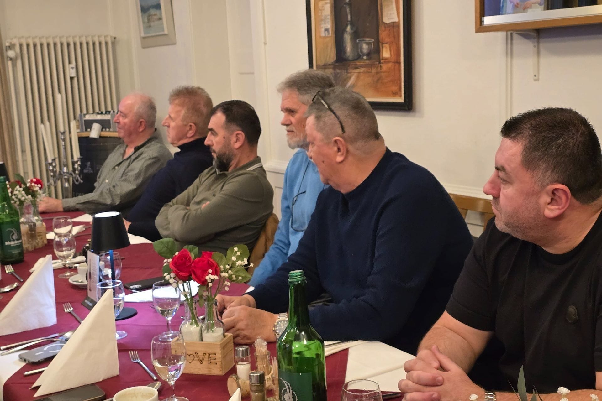 Dijaspora u Švajcarskoj: Otvaranje Ambasade u Bernu snažan signal insitucionalne brige i povezanosti sa iseljenicima 
 
 
Okupljeni su ocijenili da je Vlada Crne Gore napravila značajan iskorak u unapređenju odnosa prema dijaspori, ističući da je otvaranje Ambasade u Bernu snažan signal veće institucionalne brige i povezanosti sa iseljenicima, posebno u Švajcarskoj gdje živi brojna zajednica građana porijeklom iz Crne Gore.
 
 
Ministar za dijasporu Mirsad Azemović i državna sekretarka Dženana Kuč borave u radnoj posjeti Švajcarskoj gdje su se, sastali sa predstavnicima nekoliko udruženja građana Crne Gore koja djeluju u toj zemlji. 
Tokom sastanka, ministar Azemović je predstavio novine koje donosi nedavno usvojeni zakon o dijaspori, sa posebnim naglaskom na formiranje Kancelarije za povratnike. Ova kancelarija će pružati administrativnu i finansijsku podršku građanima koji se odluče na povratak u Crnu Goru, s ciljem olakšavanja njihove reintegracije.
 
Ministar je najavio i ponovno formiranje Savjeta za saradnju sa dijasporom, ističući njegov značaj kao savjetodavnog tijela u jačanju veza između matice i dijaspore. Tom prilikom, pozvao je sve zainteresovane građane koji žive u dijaspori da se prijave na javni poziv za članstvo u Savjetu i aktivno doprinesu kreiranju politika od značaja za dijasporu.
 
Građani Crne Gore koji žive u Švajcarskoj pozdravili su otvaranje Ambasade Crne Gore u Bernu, ističući da će im ovo diplomatsko-konzularno predstavništvo značajno olakšati svakodnevno funkcionisanje, ostvarivanje administrativnih prava i jačanje institucionalne povezanosti sa matičnom državom.
 
Okupljeni su ocijenili da je Vlada Crne Gore napravila značajan iskorak u unapređenju odnosa prema dijaspori, ističući da je otvaranje Ambasade u Bernu snažan signal veće institucionalne brige i povezanosti sa iseljenicima, posebno u Švajcarskoj gdje živi brojna zajednica građana porijeklom iz Crne Gore.
 
Tokom sastanka, ministar je predstavio i kapitalne projekte koje Vlada realizuje na sjeveru zemlje, ističući njihovu važnost za regionalni razvoj i ekonomsko jačanje Crne Gore. Uz to, pozvao je dijasporu da usmjeri ulaganja u sfere strateškog razvoja zemlje naglašavajući da zajedničkim ekonomskim angažmanom građani iz matice i dijaspore mogu dodatno osnažiti zemlju i stvoriti nove prilike za razvoj.
 
Dijaspora je tokom sastanka pokazala snažno interesovanje za proces ulaska Crne Gore u Evropsku uniju i najavila jedinstveno djelovanje i podršku Crnoj Gori na tom putu, ističući da će aktivno doprinositi promociji i jačanju evropskih integracija zemlje.
Susret je iniciralo udruženje Bratska ruka koje okuplja veliki broj naših sugrađana koji žive i rade u Švajcarskoj. Oni su u toku nekoliko decenija postojanja sproveli ogroman broj aktivnosti u matičnoj zemlji i na taj način pružili različite vidove pomoći ljudima kojima je podrška zajednice najpotrebnija.