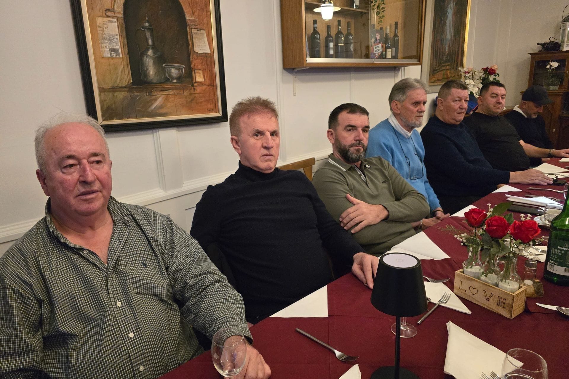 Dijaspora u Švajcarskoj: Otvaranje Ambasade u Bernu snažan signal insitucionalne brige i povezanosti sa iseljenicima 
 
 
Okupljeni su ocijenili da je Vlada Crne Gore napravila značajan iskorak u unapređenju odnosa prema dijaspori, ističući da je otvaranje Ambasade u Bernu snažan signal veće institucionalne brige i povezanosti sa iseljenicima, posebno u Švajcarskoj gdje živi brojna zajednica građana porijeklom iz Crne Gore.
 
 
Ministar za dijasporu Mirsad Azemović i državna sekretarka Dženana Kuč borave u radnoj posjeti Švajcarskoj gdje su se, sastali sa predstavnicima nekoliko udruženja građana Crne Gore koja djeluju u toj zemlji. 
Tokom sastanka, ministar Azemović je predstavio novine koje donosi nedavno usvojeni zakon o dijaspori, sa posebnim naglaskom na formiranje Kancelarije za povratnike. Ova kancelarija će pružati administrativnu i finansijsku podršku građanima koji se odluče na povratak u Crnu Goru, s ciljem olakšavanja njihove reintegracije.
 
Ministar je najavio i ponovno formiranje Savjeta za saradnju sa dijasporom, ističući njegov značaj kao savjetodavnog tijela u jačanju veza između matice i dijaspore. Tom prilikom, pozvao je sve zainteresovane građane koji žive u dijaspori da se prijave na javni poziv za članstvo u Savjetu i aktivno doprinesu kreiranju politika od značaja za dijasporu.
 
Građani Crne Gore koji žive u Švajcarskoj pozdravili su otvaranje Ambasade Crne Gore u Bernu, ističući da će im ovo diplomatsko-konzularno predstavništvo značajno olakšati svakodnevno funkcionisanje, ostvarivanje administrativnih prava i jačanje institucionalne povezanosti sa matičnom državom.
 
Okupljeni su ocijenili da je Vlada Crne Gore napravila značajan iskorak u unapređenju odnosa prema dijaspori, ističući da je otvaranje Ambasade u Bernu snažan signal veće institucionalne brige i povezanosti sa iseljenicima, posebno u Švajcarskoj gdje živi brojna zajednica građana porijeklom iz Crne Gore.
 
Tokom sastanka, ministar je predstavio i kapitalne projekte koje Vlada realizuje na sjeveru zemlje, ističući njihovu važnost za regionalni razvoj i ekonomsko jačanje Crne Gore. Uz to, pozvao je dijasporu da usmjeri ulaganja u sfere strateškog razvoja zemlje naglašavajući da zajedničkim ekonomskim angažmanom građani iz matice i dijaspore mogu dodatno osnažiti zemlju i stvoriti nove prilike za razvoj.
 
Dijaspora je tokom sastanka pokazala snažno interesovanje za proces ulaska Crne Gore u Evropsku uniju i najavila jedinstveno djelovanje i podršku Crnoj Gori na tom putu, ističući da će aktivno doprinositi promociji i jačanju evropskih integracija zemlje.
Susret je iniciralo udruženje Bratska ruka koje okuplja veliki broj naših sugrađana koji žive i rade u Švajcarskoj. Oni su u toku nekoliko decenija postojanja sproveli ogroman broj aktivnosti u matičnoj zemlji i na taj način pružili različite vidove pomoći ljudima kojima je podrška zajednice najpotrebnija.