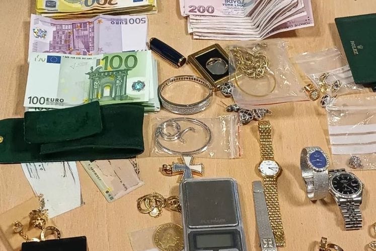 ZAPLJENA ROBE VRIJEDNE OKO 100.000 EURA NA AERODROMU TIVAT