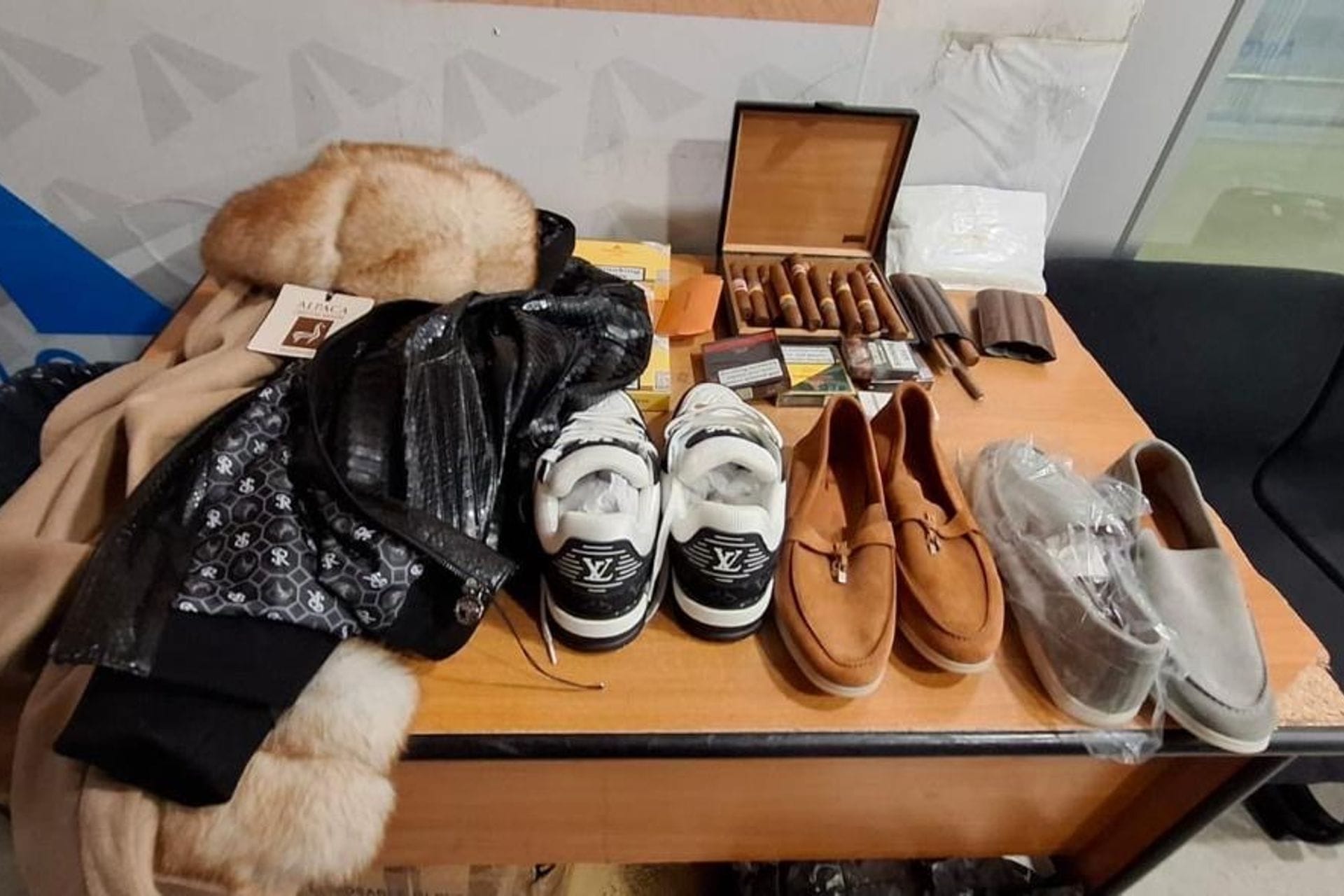 ZAPLJENA ROBE VRIJEDNE OKO 100.000 EURA NA AERODROMU TIVAT