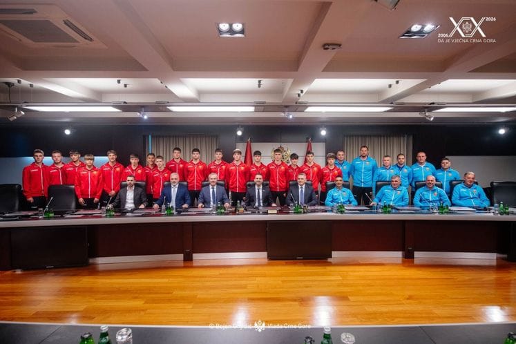 Predsjednik Vlade Crne Gore sa mladim fudbalerima