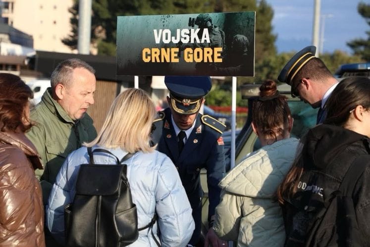 Prezentacija Vojske Crne Gore na gradskom trgu u Beranama