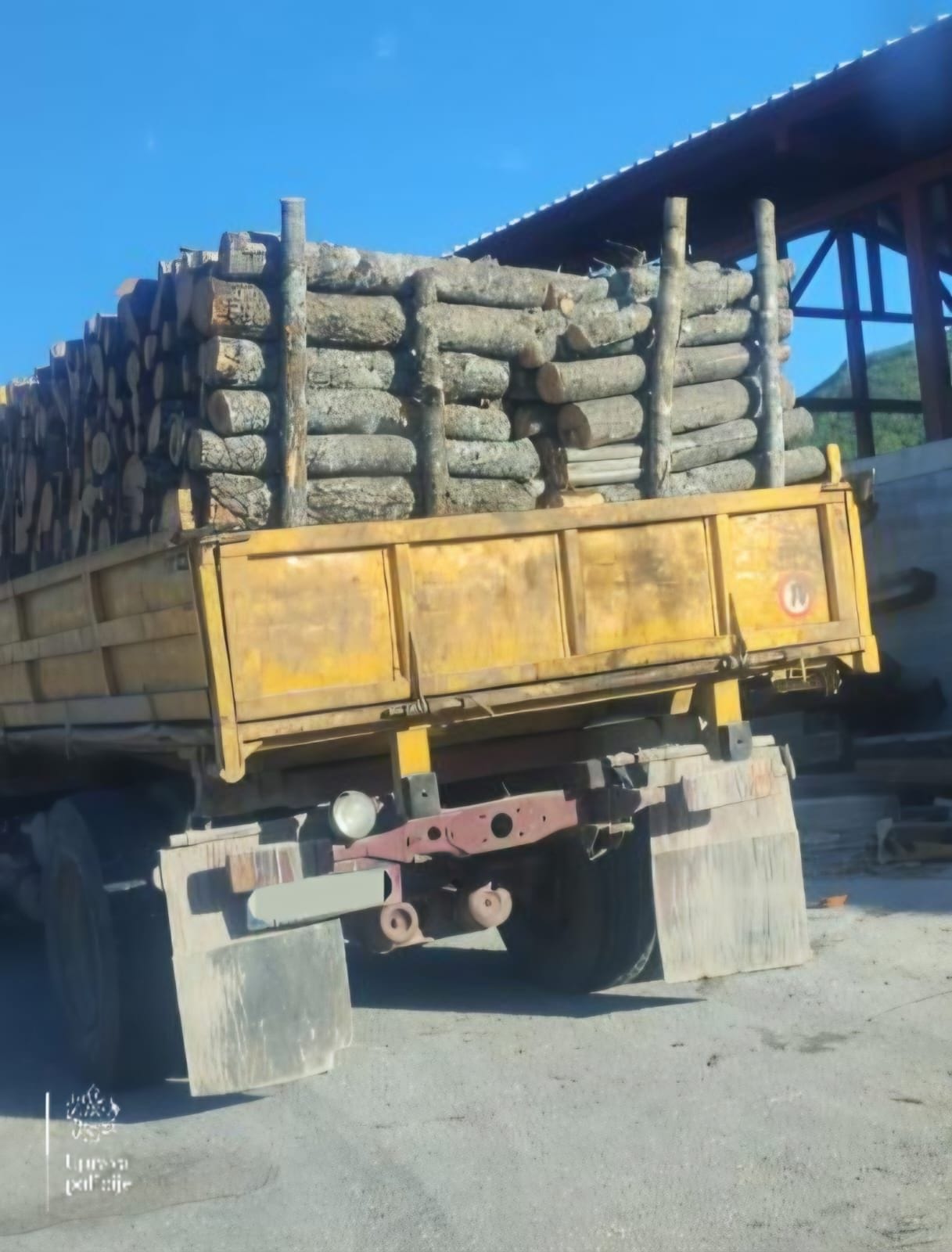 gallery.media[0].alt