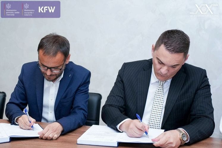 Potpisivanje ugovora povodom rekonstrukcije osnovnih škola „Ilija Kišić" u Herceg Novom i „Veljko Drobnjaković" u Risnu