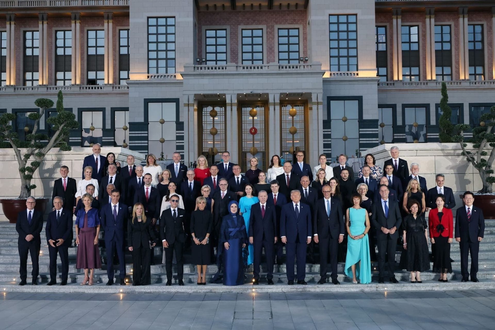 Predsjednik Vlade Milojko Spajić sa suprugom Milenom na svečanom prijemu koji je, povodom početka godišnjeg samita NATO-a, priredio predsjednik Republike Turske Redžep Taip Erdogan sa suprugom Eminom Erdogan