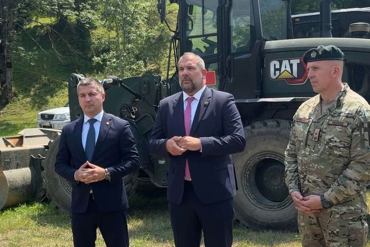 Vojska Crne Gore nastavlja da pomaže građanima! U Andrijevici u toku radovi na proboju puta u okviru inicijative „Vojska na vašem pragu“.