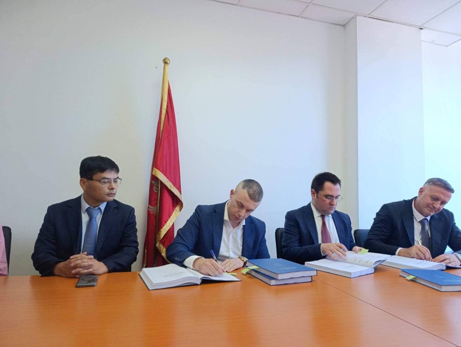 gallery.media[0].alt