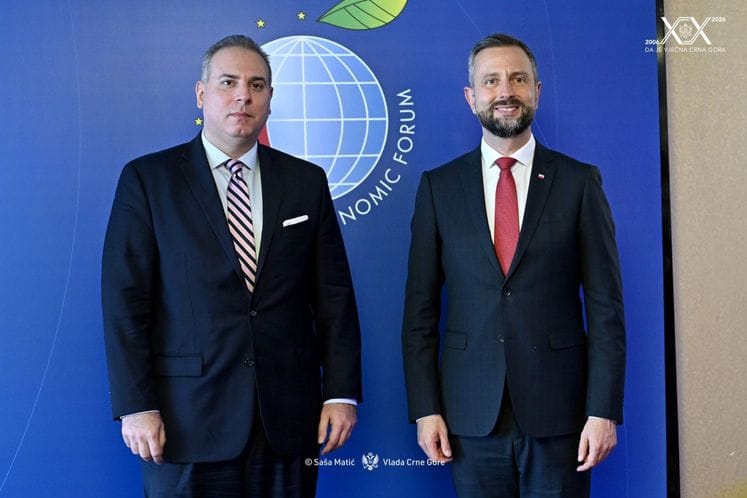 Filip Ivanović sa potpredsjednikom Vlade i ministrom odbrane Vladislavom Kosinjakom-Kamišem