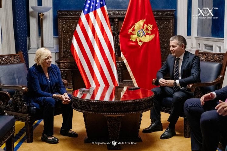 Aleksa Bečić - Dženet Mils, guvernerka američke Savezne države Mejn
