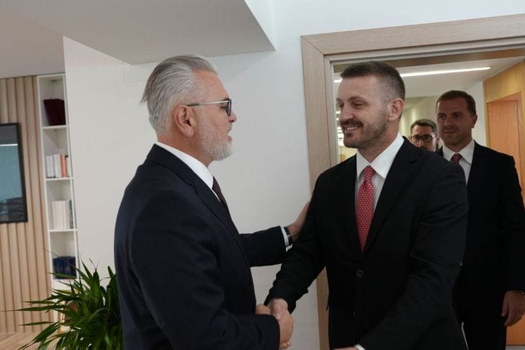 ministri Dukaj - Gogu u Tirani (1)